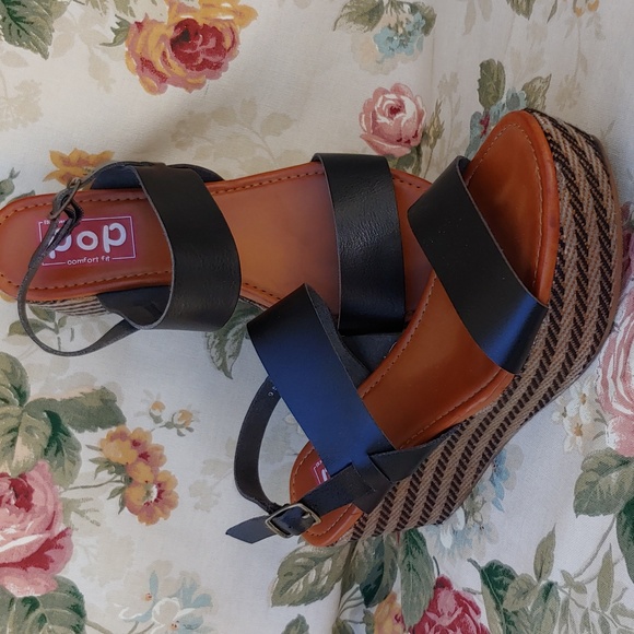 Pop Comfort Fit Shoes - POP Women's Comfort Platform Sandals in Black and Tan  size 9.5